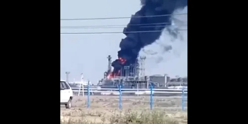 rafinarie de petrol din Rusia in flacari foto twitter