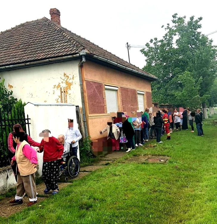 Cei 27 de bătrâni din cămin și doi angajați au fost evacuați în clădire