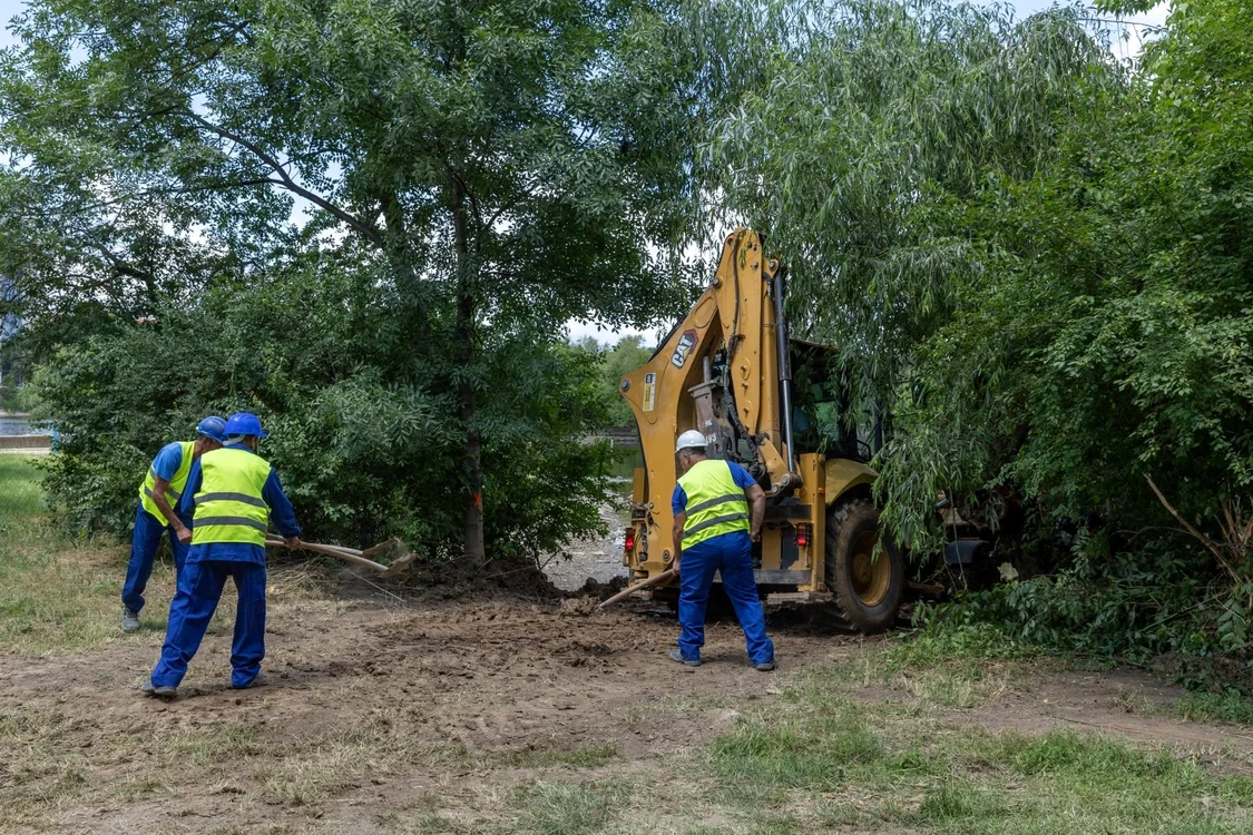 Lucrările de refacere a malurilor  și curățare a cuvei lacului au început  cu zona de la Podul Bănea