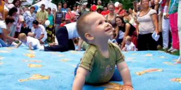 FOTOGALERIE Bebeluşii au concurat  la crosul pe mochetă