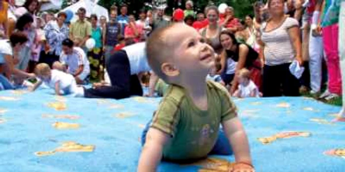 FOTOGALERIE Bebeluşii au concurat la crosul pe mochetă