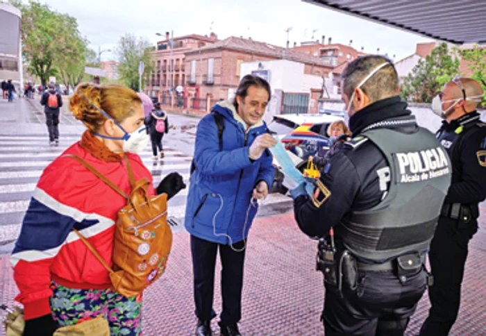 Şoferii şi cei care călătoresc cu trenul şi cu metroul au primit măşti