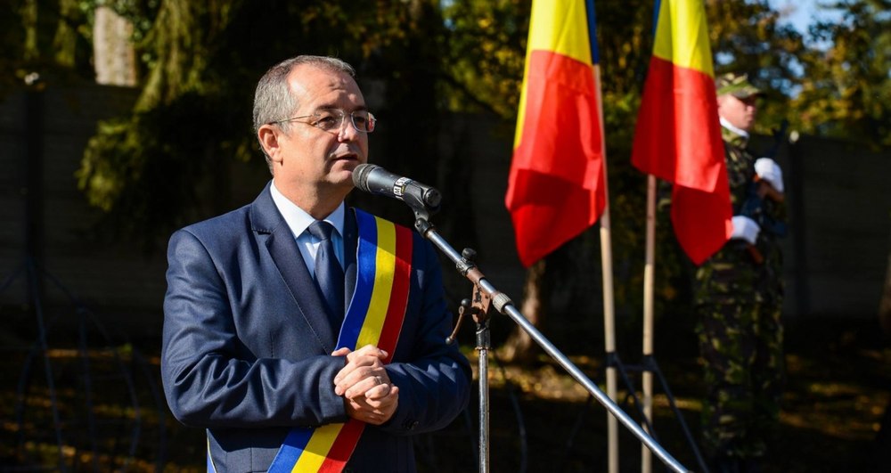Furt intelectual reclamat în campania electorală: Boc l-a lăsat pe tata să moară cu pensie de 1.900 de lei