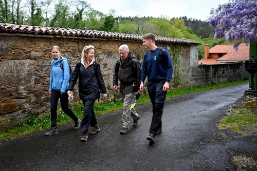 Regele Philippe cu Regina Mathilde și copiii lor pe El Camino de Santiago de Compostela. FOTO: Casa Regală belgiană
