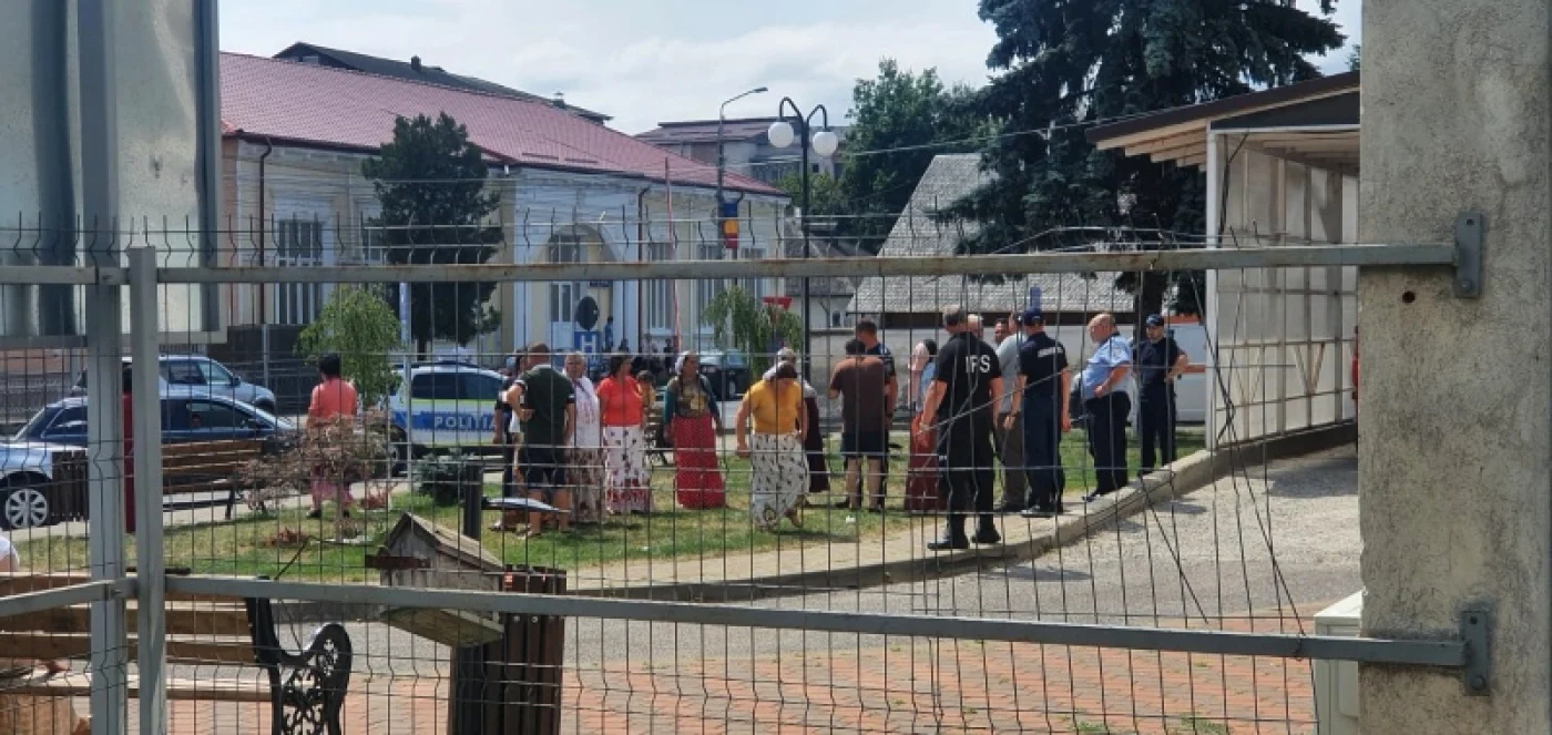 Jandarmi şi poliţişti au asigurat ordinea la Spitalul Târgu Neamţ FOTO Zchnews.ro