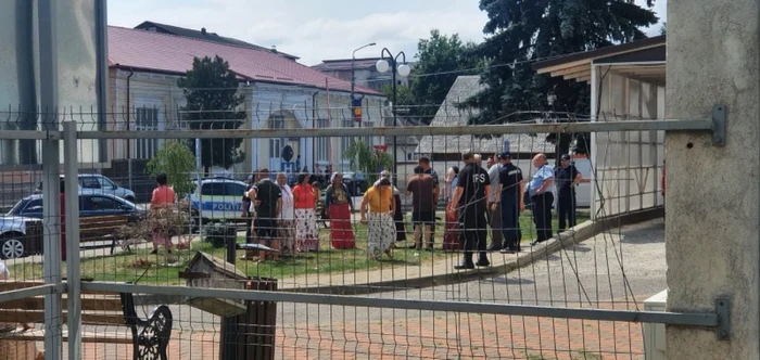 Jandarmi şi poliţişti au asigurat ordinea la Spitalul Târgu Neamţ FOTO Zchnews.ro