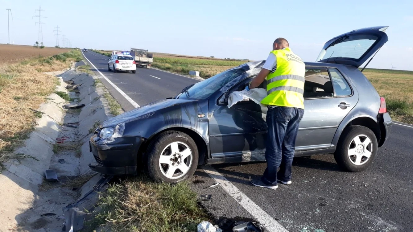 Maşina s-a răsturnat pe şosea                                                           FOTO: ISU Dobrogea