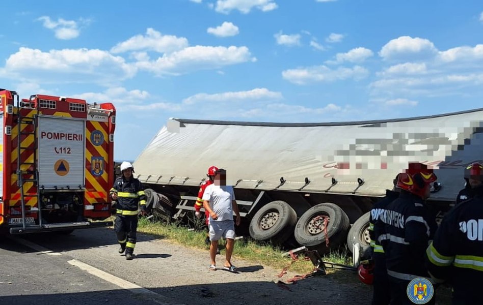  Un TIR a intrat într-o casă de pe marginea DN25. Ce încerca să facă șoferul când a pierdut controlul volanului