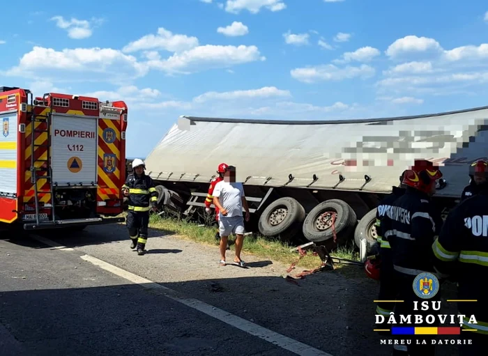 Un TIR a izbit o autoutilitară. FOTO ISU Dâmbovița