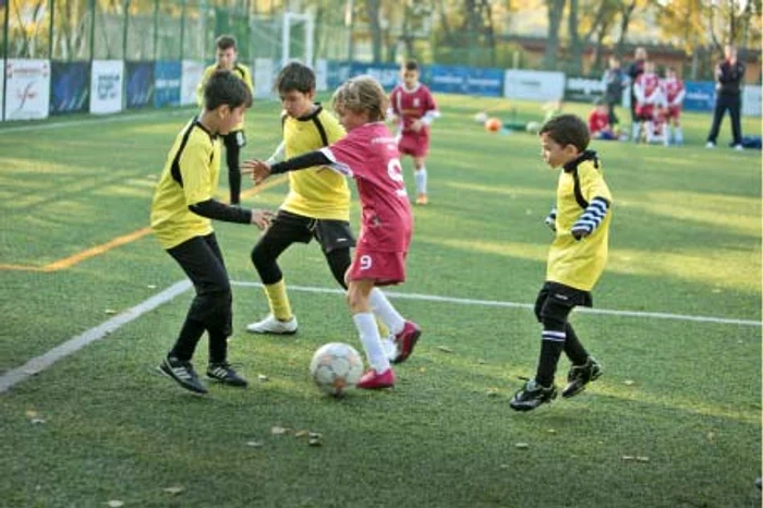 Nicolas Popescu (nr. 9), înconjurat de trei adversari  