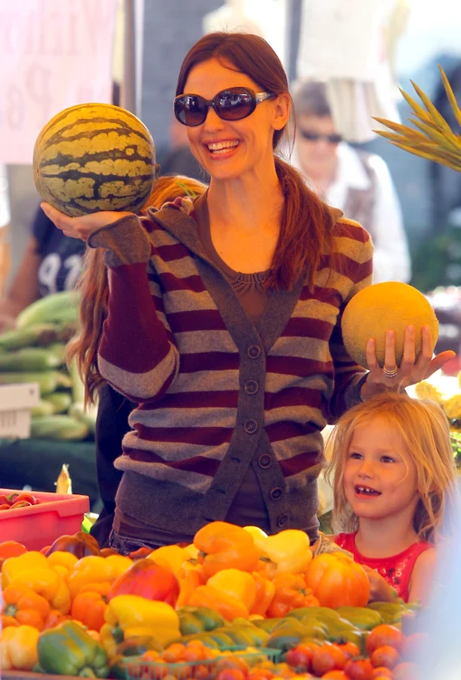 Jennifer Garner takes Violet and Seraphina to the Farmers Market, Pacific Palisades, CA jpeg
