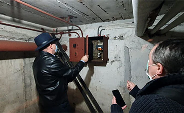 Domnul Gigi i-a arătat reporterului unde este instalaţia. Foto: Click!  