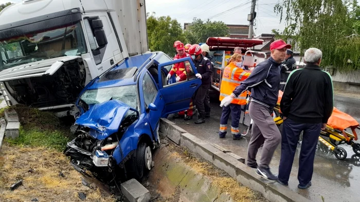 Şoferul unei maşini făcută praf de un camion pe DN 64 în Prundeni - Vâlcea a supravieţuit miraculos Foto ISU Vâlcea