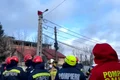 barbat urcat pe stalp in fata casei lui gigi becali jpg