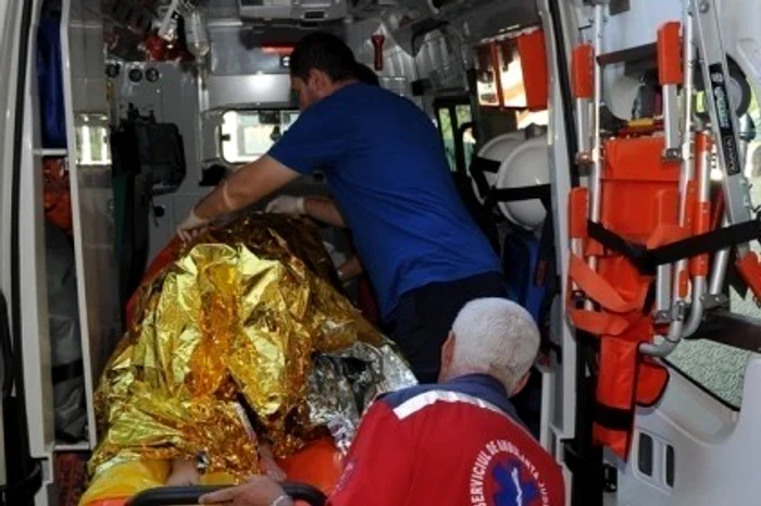 
    Băiatul a fost învelit în folie specială și dus de urgență la spital  