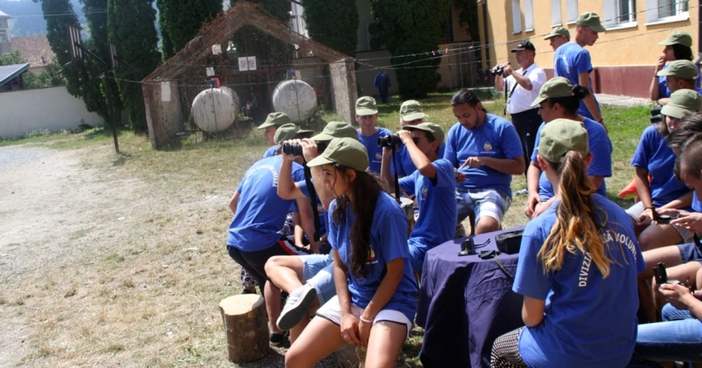 Binoclul se numără printre obiectele preferate de tineri FOTO: Bianca Sara