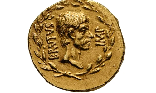 Monedă romană de aur cu efigia lui Brutus (© Numismatica Genevensis SA / news.artnet.com)