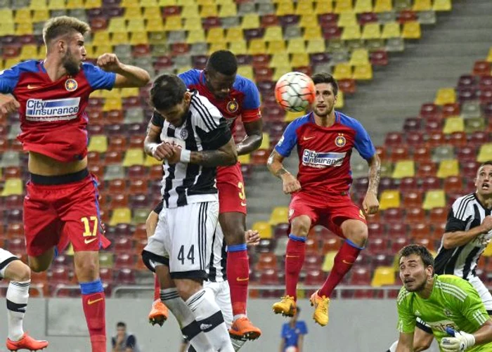 
    Liga Europa 2015. Steaua încearcă să câştige în sfârşit un meci acasă în acest sezon, iar Astra mai vrea să detoneze o bombă după eliminarea lui West Hamfoto: Razvan Pasarica  