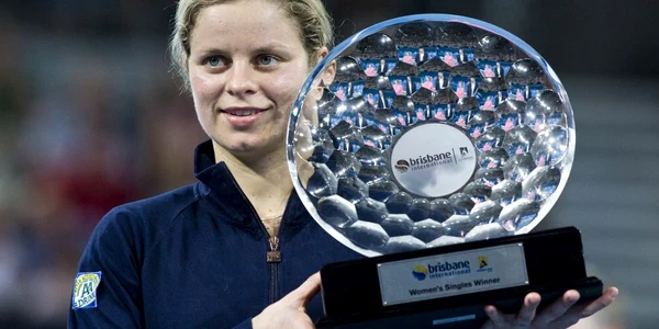 Kim Clijsters arată publicului australian trofeul de la Brisbane