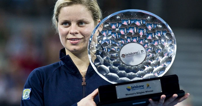 Kim Clijsters arată publicului australian trofeul de la Brisbane