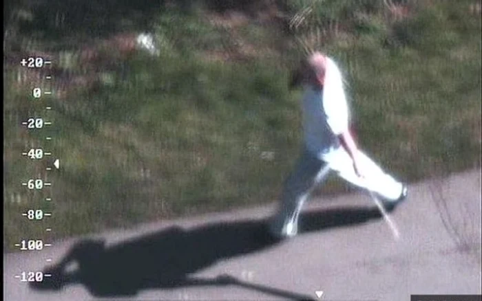 
    Bărbatul se plimba, fără nicio grijă, cu o macetă în mână, pe străzile din Marea Britanie  