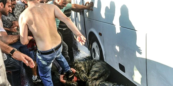 Militar pucist batut de civli in Turcia FOTO AP