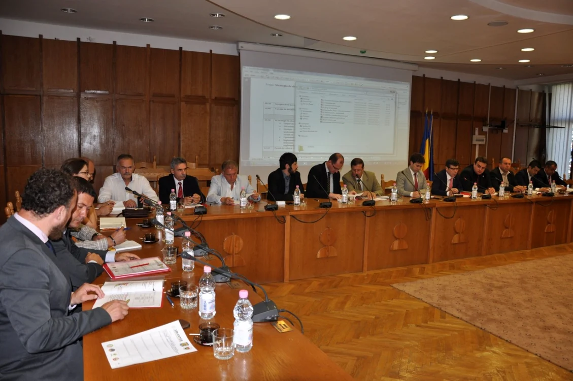 In sala mare a CJ Argeş s-a analizat un proiect de dezvoltare a judeţului Argeş ca viitoare regiune inteligentă