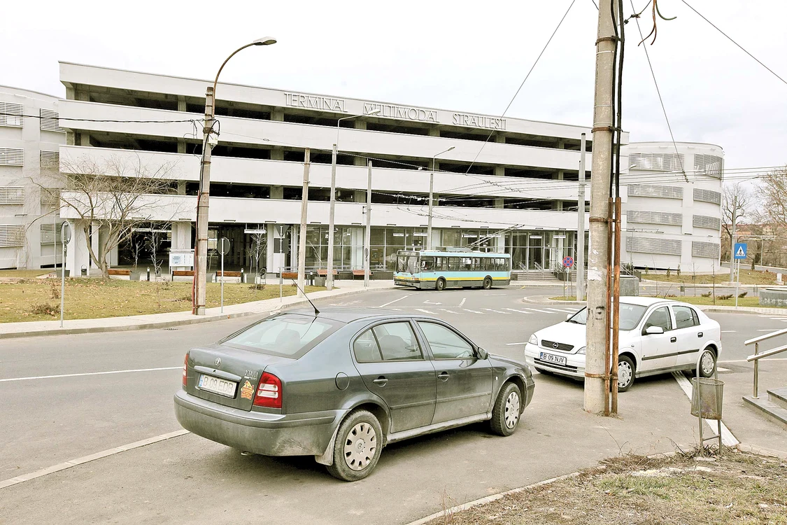 Şoferii care-şi continuă  drumul cu metroul îşi  lasă maşinile pe trotuare 