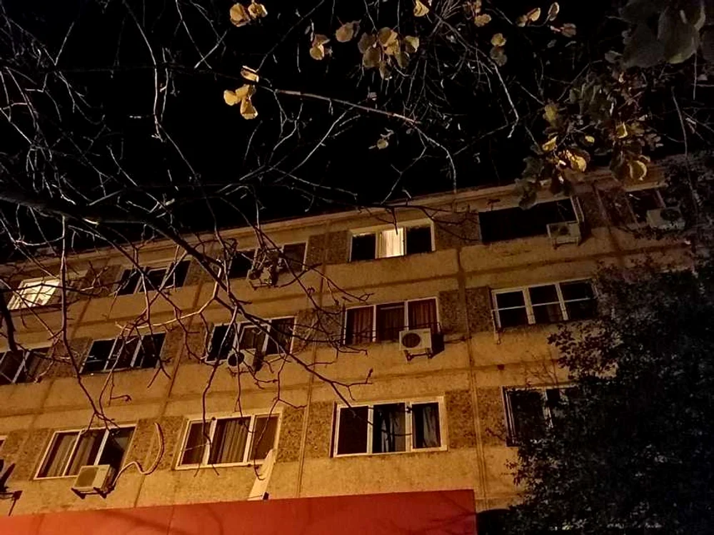 
    Comitetul Judeţean pentru Situaţii de Urgenţă a permis, marţi seara, accesul locatarilor din blocul de pe strada Vaida Voievod în imobil, însă doar temporarFoto: news.ro  
