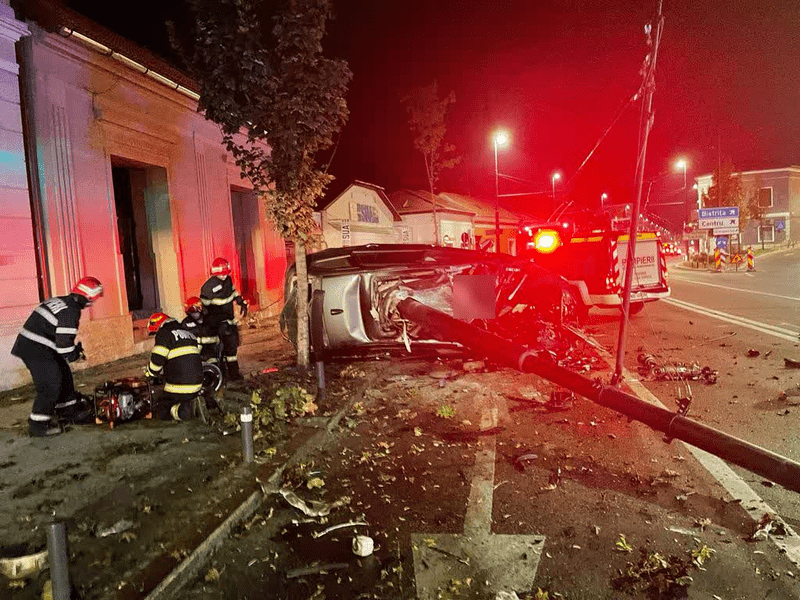 Accident teribil la Cluj. Șoferul a murit pe loc, iar mașina este făcută zob
