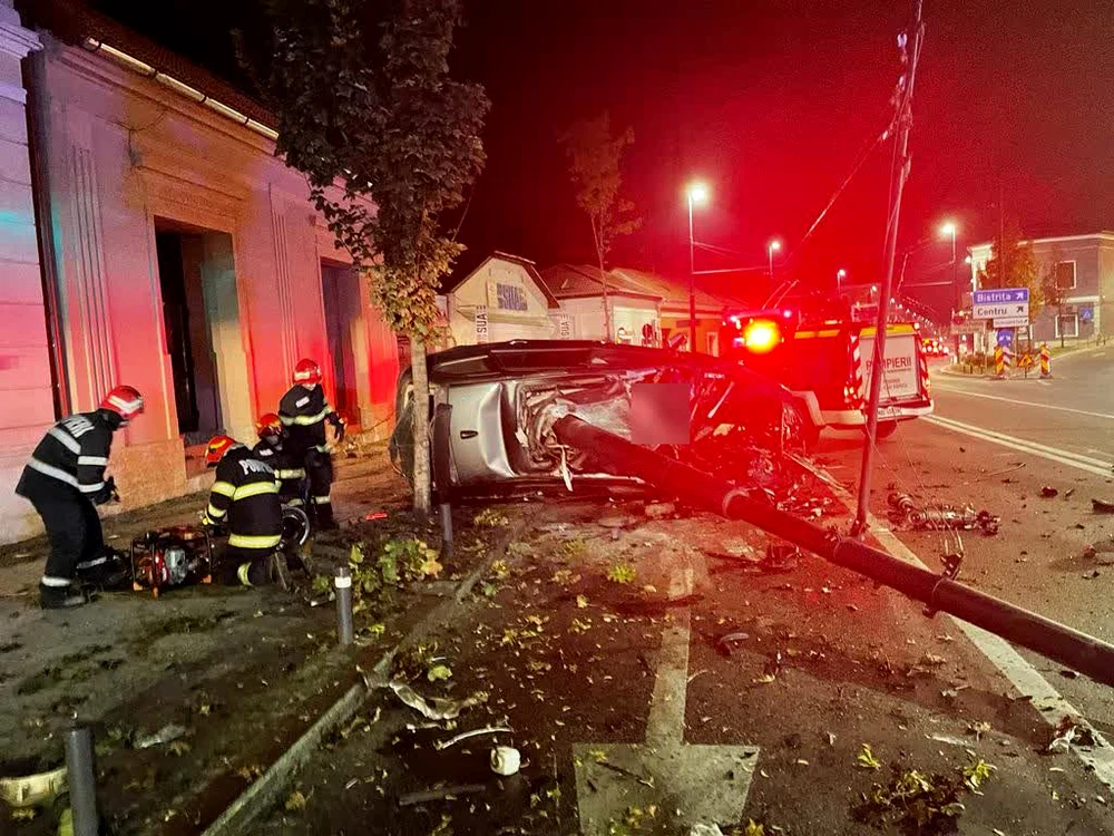 Mașina distrusă în accidentul de la Calea Moților din Cluj-Napoca SURSA ISU Cluj