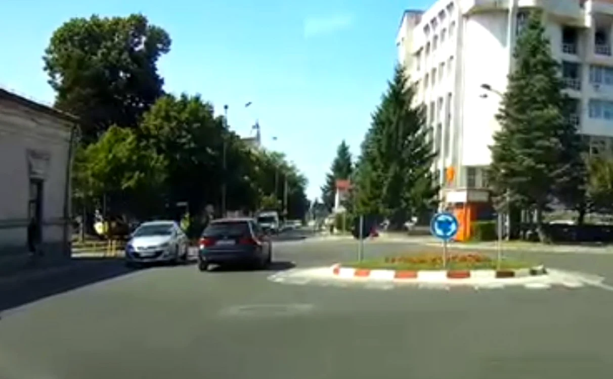 Modul în care o şoferiţă a pătruns în intersecţia cu sens giratoriu a fost filmat de un alt participant la trafic