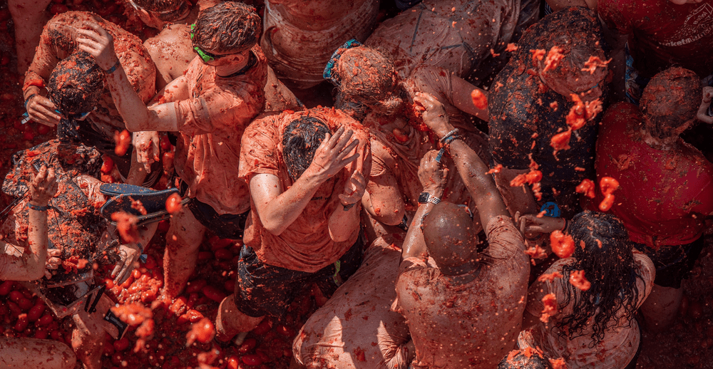 Prima bătaie cu roșii după pandemie. Câte tone de legume s-au folosit pentru festivalul Tomatina