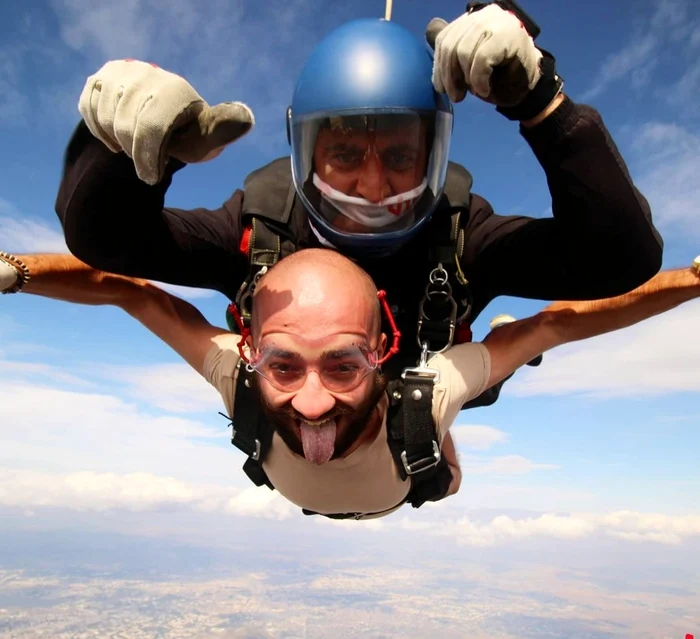 Tânărul n-a ezitat să facă salturi cu paraşuta