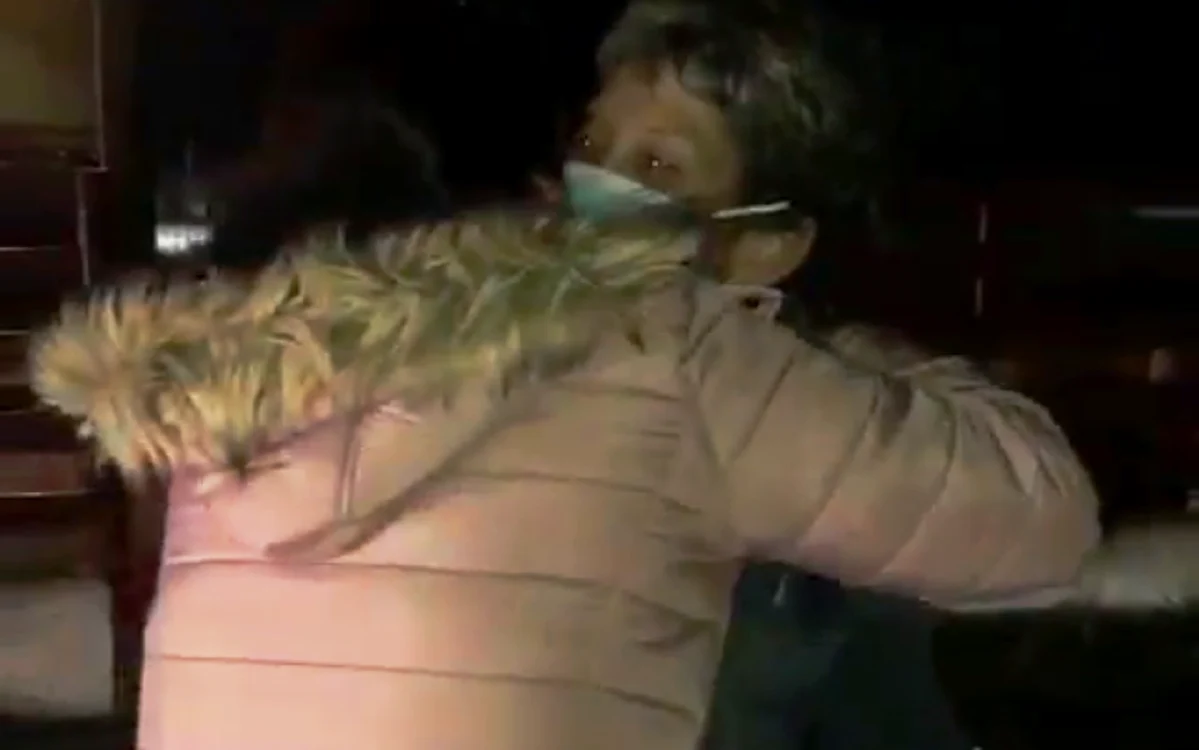 
    Revederea dintre mamă şi fiica sa Captură foto: cronica-gaestiului.ro  
