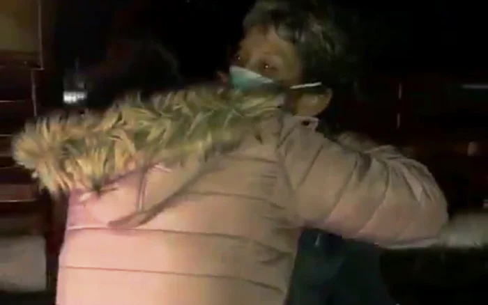 Revederea dintre mamă şi fiica sa Captură foto: cronica-gaestiului.ro