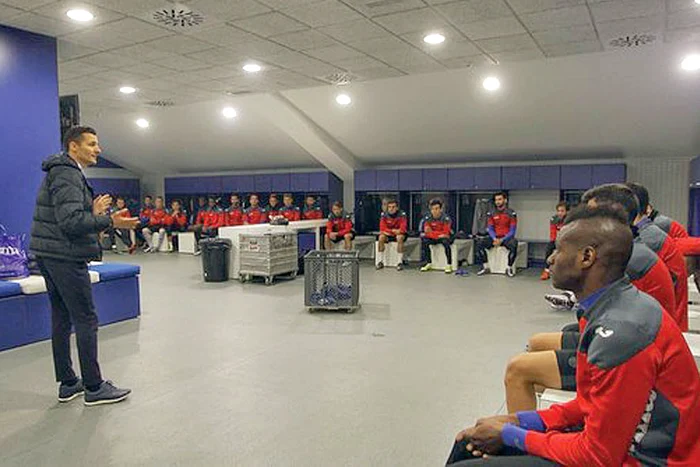 
    Costel Gâlcă şi-a impresionat elevii prin discursul ţinut în vestiar  