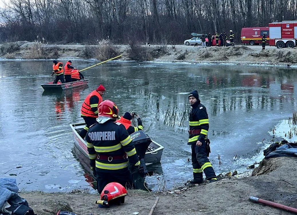 Bărbații au fost aduși la mal de salvatori FOTO: ISU Olt