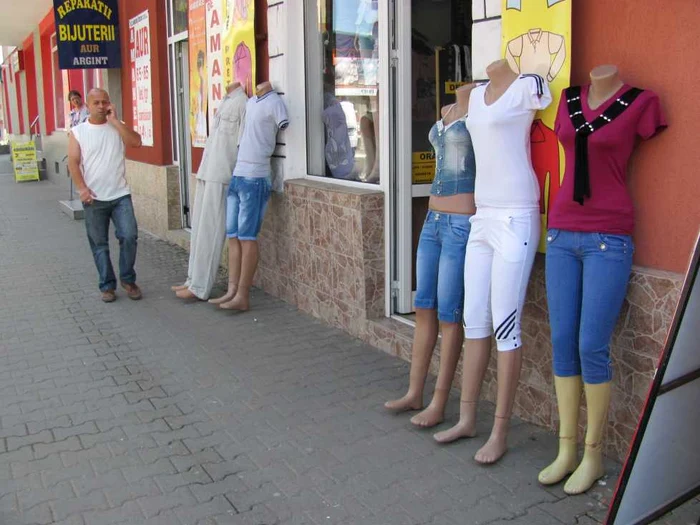 Produsele sunt afişate în plină stradă în faţa magazinelor