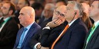 Ilie Bolojan, Kelemen Hunor și Viktor Orban la Congresul UDMR FOTO Inquam / Simion Tătaru