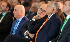 Ilie Bolojan, Kelemen Hunor și Viktor Orban la Congresul UDMR FOTO Inquam / Simion Tătaru