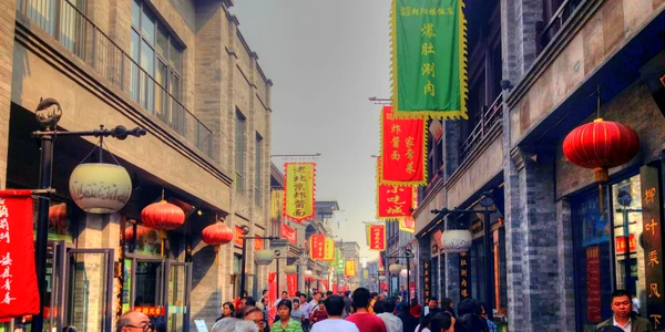 Chinezi pe stradă în Beijing foto pixabay jpg
