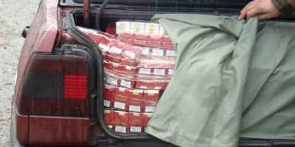 Ţigările au fost confiscate, iar autoturismul indisponibilizat.