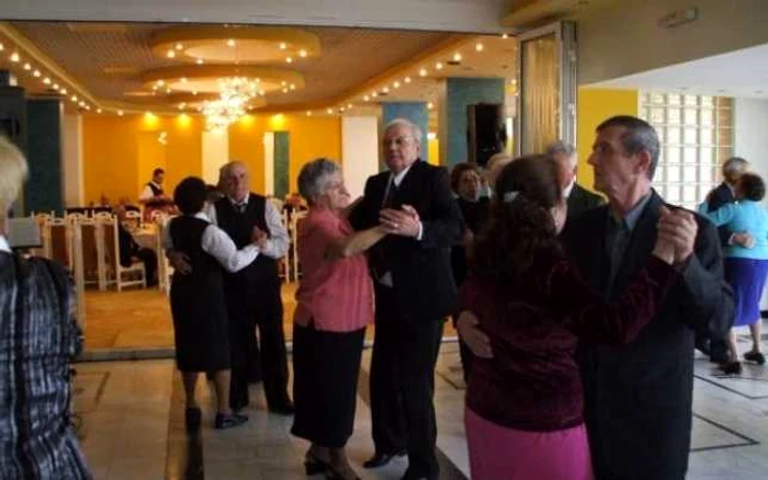 Seniorii sunt aşteptaţi să sărbătorească nunta de aur foto: Arhivă Adevărul