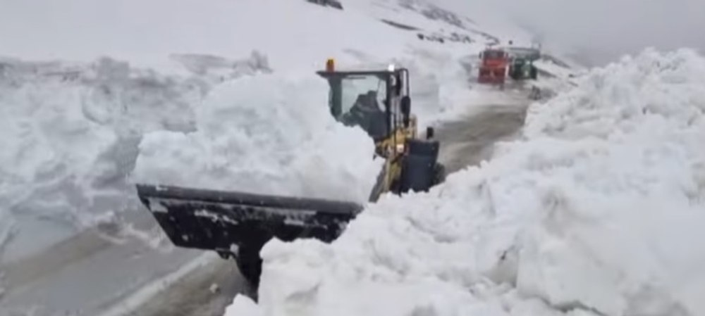 Zăpada de pe Transalpina atinge șase metri, pe cel mai înalt drum din România VIDEO