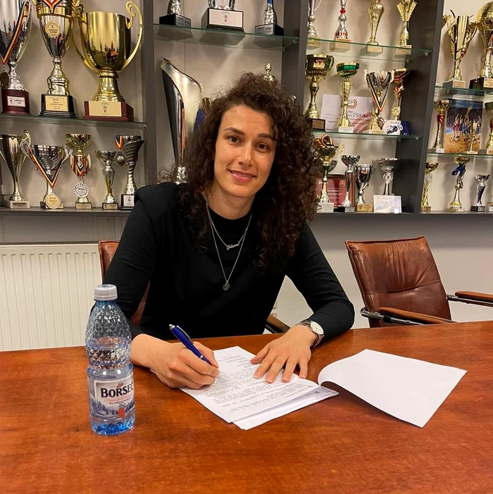 
    Jelena Grubisic va apăra poarta CSMB încă un anFoto: Facebook / CSM București  