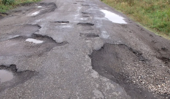 Gropile din asfalt au scăpat o pacientă de operație FOTO: Arhiva
