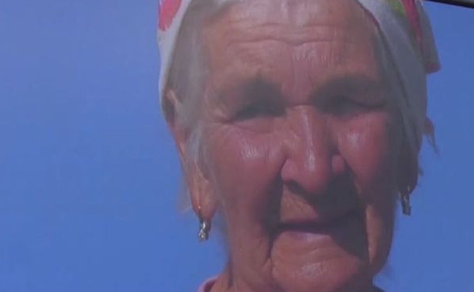 Ultima locuitoare a unui sat ucrainean bombardat: Vira, bătrâna de 76 de ani care a călătorit 4.000 de kilometri ca să ajungă acasă după ce-a fugit de Putin