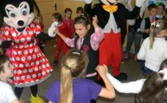 Minnie şi Mickey Mouse alături de copii