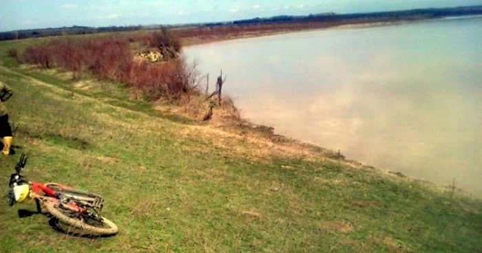 Eroziunea de mal a ajuns la baza digului FOTO adevarul.ro